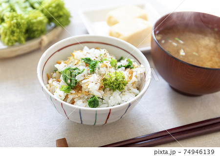 日本の朝食　菜の花の混ぜご飯と味噌汁と玉子焼き 74946139