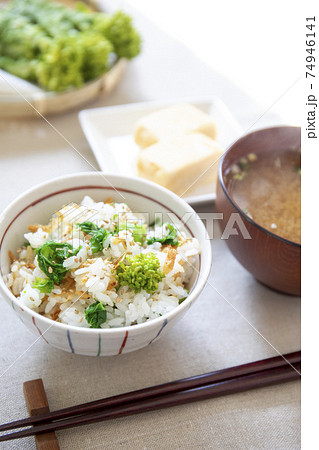 日本の朝食　菜の花の混ぜご飯と味噌汁と玉子焼き 74946141