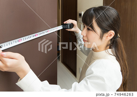 メジャーで測る立った女性 74946263
