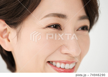 女性　目元イメージ  74946290