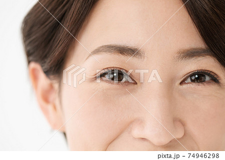 女性　目元イメージ  74946298