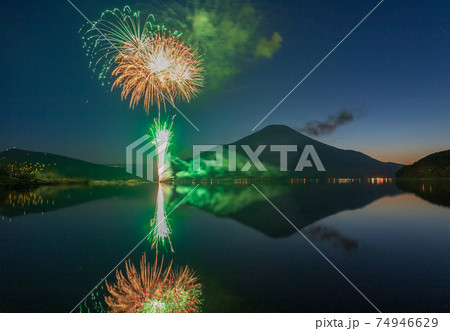 冬の山中湖に映る富士山と花火 74946629