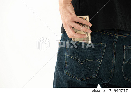 ポケットにお金を入れる男性 後ろ姿の写真素材