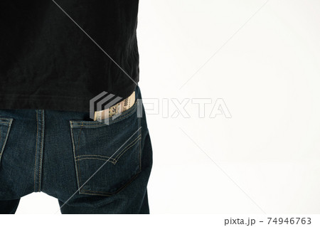 ポケットにお金を入れる男性　後ろ姿 74946763