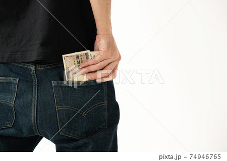 ポケットにお金を入れる男性 後ろ姿 ポケットにお金を入れる男性 後ろ姿 74946765