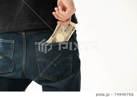 ポケットにお金を入れる男性　後ろ姿 74946768