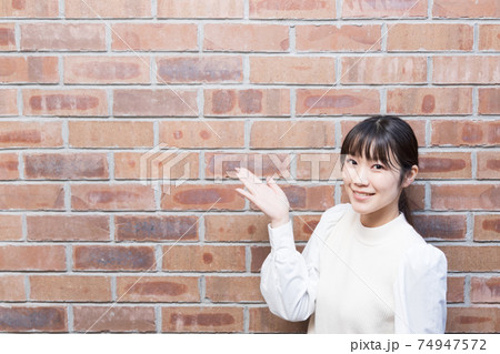 手のひらを上に向ける女性 手のひらを上に向ける女性 74947572