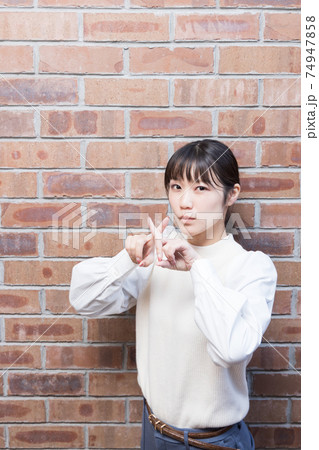NOを表現する女性 NOを表現する女性 74947858