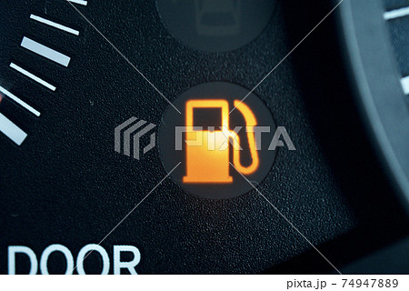 燃料残量警告灯 ガソリンランプ ガソリンマークの写真素材