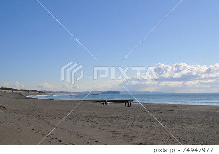 サザンビーチの前の浜に出たら、遠くに江の島が見えた 74947977