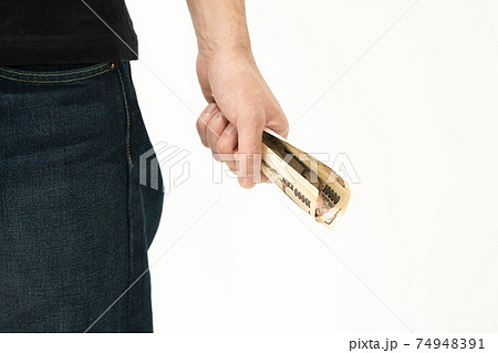 片手でお金を持つ男性　手元　 74948391