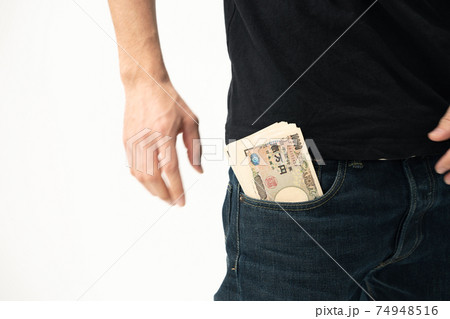 ポケットにお金を入れる男性 ポケットにお金を入れる男性 74948516
