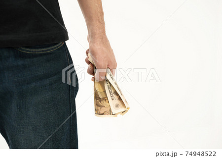 片手でお金を持つ男性　手元　 74948522