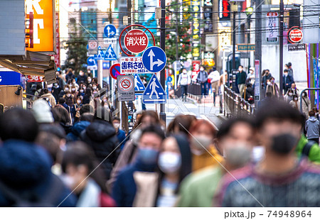日本の横浜都市景観 緊急事態宣言下。マスク姿…混雑する通り…=2021年2月18日、横浜駅前 日本の横浜都市景観 緊急事態宣言下。マスク姿…混雑する通り…=2021年2月18日、横浜駅前 74948964