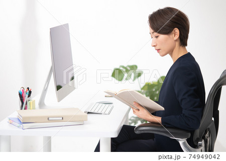 ビジネスイメージ 働く女性 ビジネスイメージ 働く女性 74949042