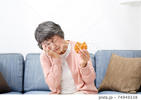 せんべいを食べるシニア女性 せんべいを食べるシニア女性 74949338
