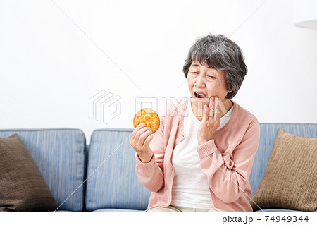 せんべいを食べるシニア女性 せんべいを食べるシニア女性 74949344