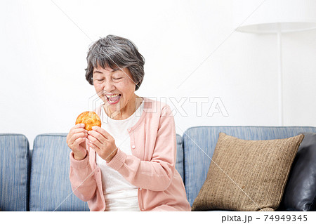 せんべいを食べるシニア女性 せんべいを食べるシニア女性 74949345