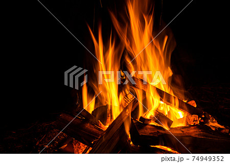 たき火の炎 たき火の炎 74949352