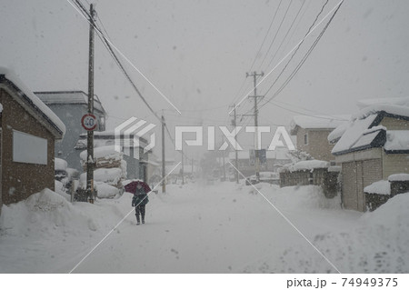 雪降る町の日常風景 74949375