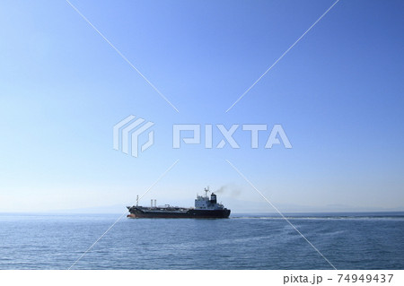 大牟田市　三池港　出港するタンカー、 74949437