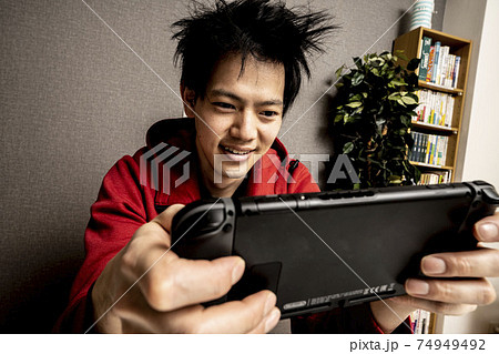 ビデオゲーム中毒の若い男性,寝癖のある若いアジア人男性,ゲームに狂った青年, ビデオゲーム中毒の若い男性,寝癖のある若いアジア人男性,ゲームに狂った青年, 74949492