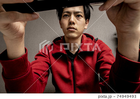 ビデオゲーム中毒の若い男性,寝癖のある若いアジア人男性,ゲームに狂った青年, ビデオゲーム中毒の若い男性,寝癖のある若いアジア人男性,ゲームに狂った青年, 74949493