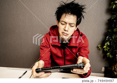 ビデオゲーム中毒の若い男性,寝癖のある若いアジア人男性,ゲームに狂った青年, ビデオゲーム中毒の若い男性,寝癖のある若いアジア人男性,ゲームに狂った青年, 74949497