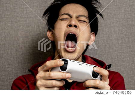 ビデオゲーム中毒の若い男性,寝癖のある若いアジア人男性,ゲームに狂った青年, 74949500