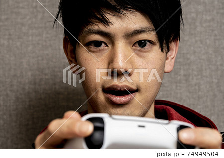 ビデオゲーム中毒の若い男性 寝癖のある若いアジア人男性 ゲームに狂った青年 の写真素材 ビデオゲーム中毒の若い男性 寝癖のある若いアジア人男性 ゲームに狂った青年 の写真素材