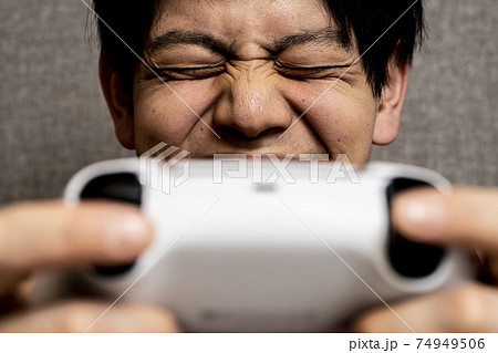 ビデオゲーム中毒の若い男性,寝癖のある若いアジア人男性,ゲームに狂った青年, ビデオゲーム中毒の若い男性,寝癖のある若いアジア人男性,ゲームに狂った青年, 74949506