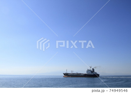 大牟田市　三池港　出港するタンカー、 74949546
