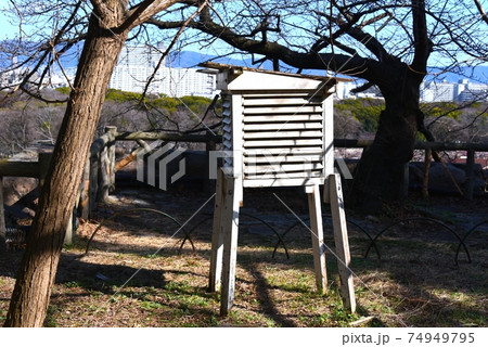 大阪城内の百葉箱 74949795