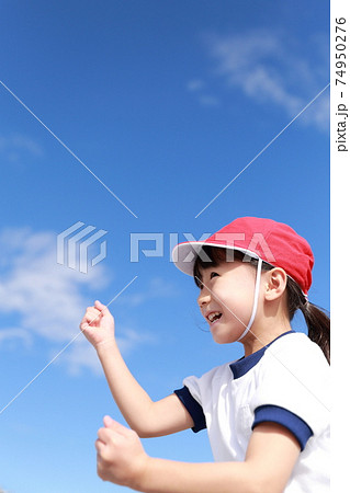 体操服で幼稚園の運動会に参加する女の子の写真素材