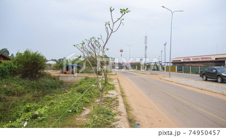 カンボジア・シェムリアップ 空港近くの道路 74950457