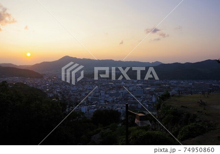 兵庫県　洲本城から見た夕暮れの洲本市街の風景 74950860