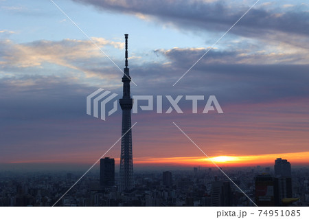 浅草の夕日と東京スカイツリー 74951085