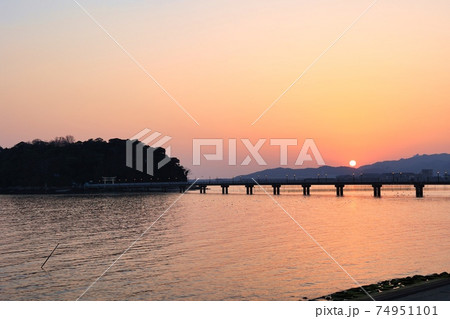 愛知県蒲郡市竹島に架かる橋に沈む夕日 愛知県蒲郡市竹島に架かる橋に沈む夕日 74951101