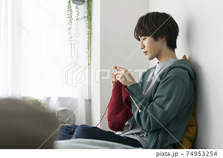 編み物をする若い男性 編み物をする若い男性 74953254