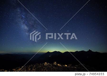 大天荘のテント場からの槍ヶ岳と天の川 74954355