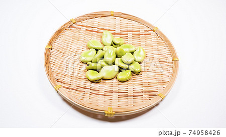 そら豆　白背景 74958426