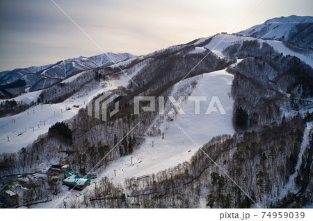 雄大な八方尾根スキー場と夕日　長野県白馬村（ドローンによる空撮） 74959039