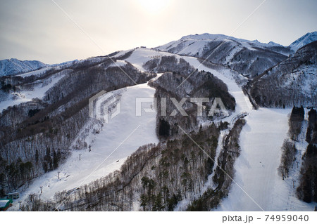 雄大な八方尾根スキー場と夕日　長野県白馬村（ドローンによる空撮） 74959040