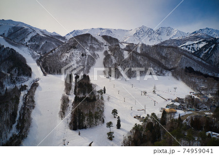 雄大な白馬三山と八方尾根スキー場咲花ゲレンデ　長野県白馬村（ドローンによる空撮） 74959041