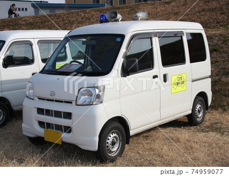 河川敷に駐車中の、青色防犯パトロール車 74959077