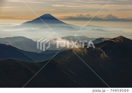 南アルプス・塩見岳から見る朝の富士山と蝙蝠岳 74959569