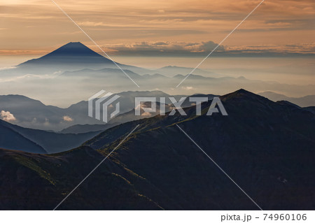 南アルプス・塩見岳から見る朝の富士山と蝙蝠岳 74960106