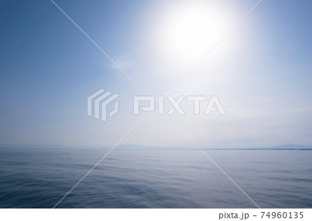 太陽と光る海、遠くに見える知床半島 太陽と光る海、遠くに見える知床半島 74960135