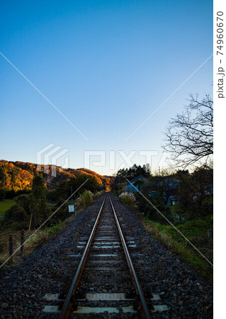 茨城奥久慈の秋　真っ直ぐ伸びる水郡線の線路 74960670