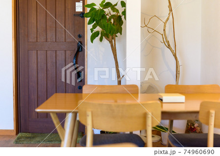 雰囲気の良いカフェ内のテーブルと椅子 雰囲気の良いカフェ内のテーブルと椅子 74960690